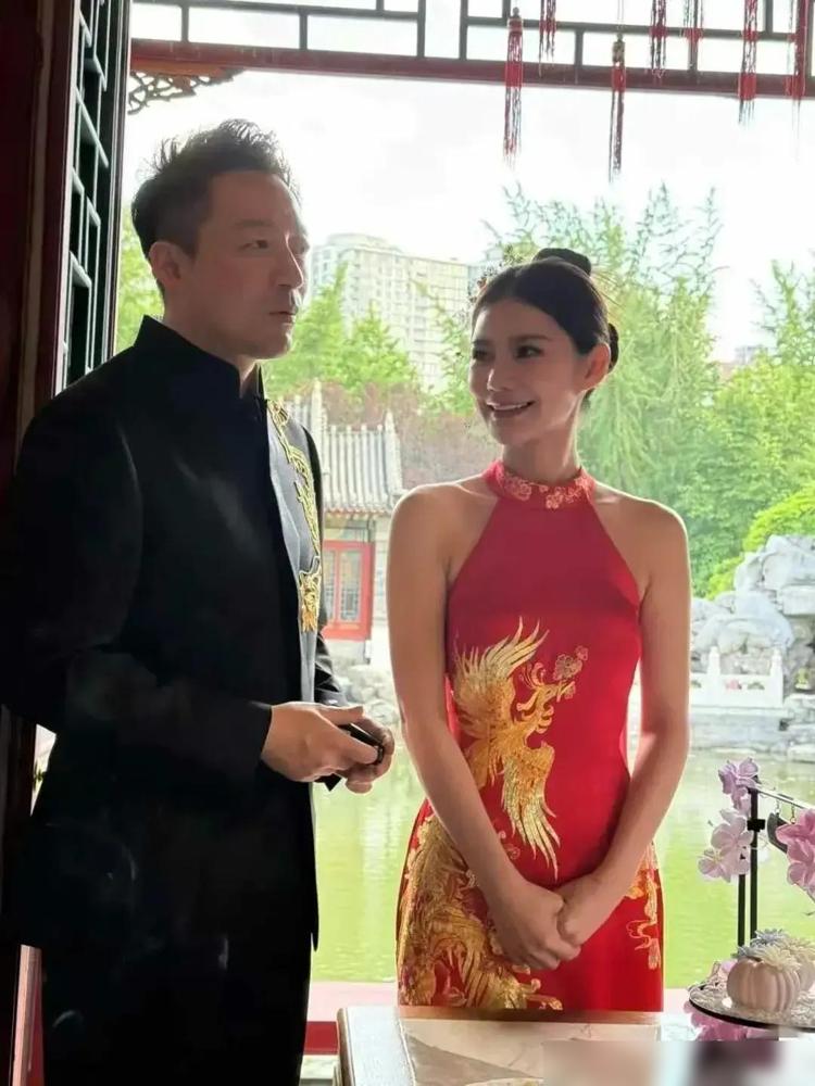 闪瞎眼！汪小菲再婚豪掷千金！京城郡王府包场办婚礼，马筱梅头顶131.4克黄金发钗
