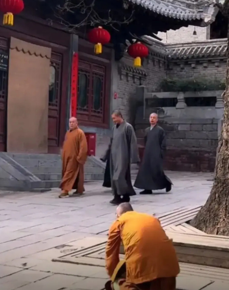 少林寺的僧人为什么这么惧怕释永信？释永信在院内立下的规矩，凡是僧人在院内，都要