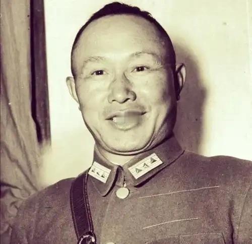 1944年9月，盛传陈诚要接任军政部长，何应钦大骂说：“我当师长时，他连营长都不