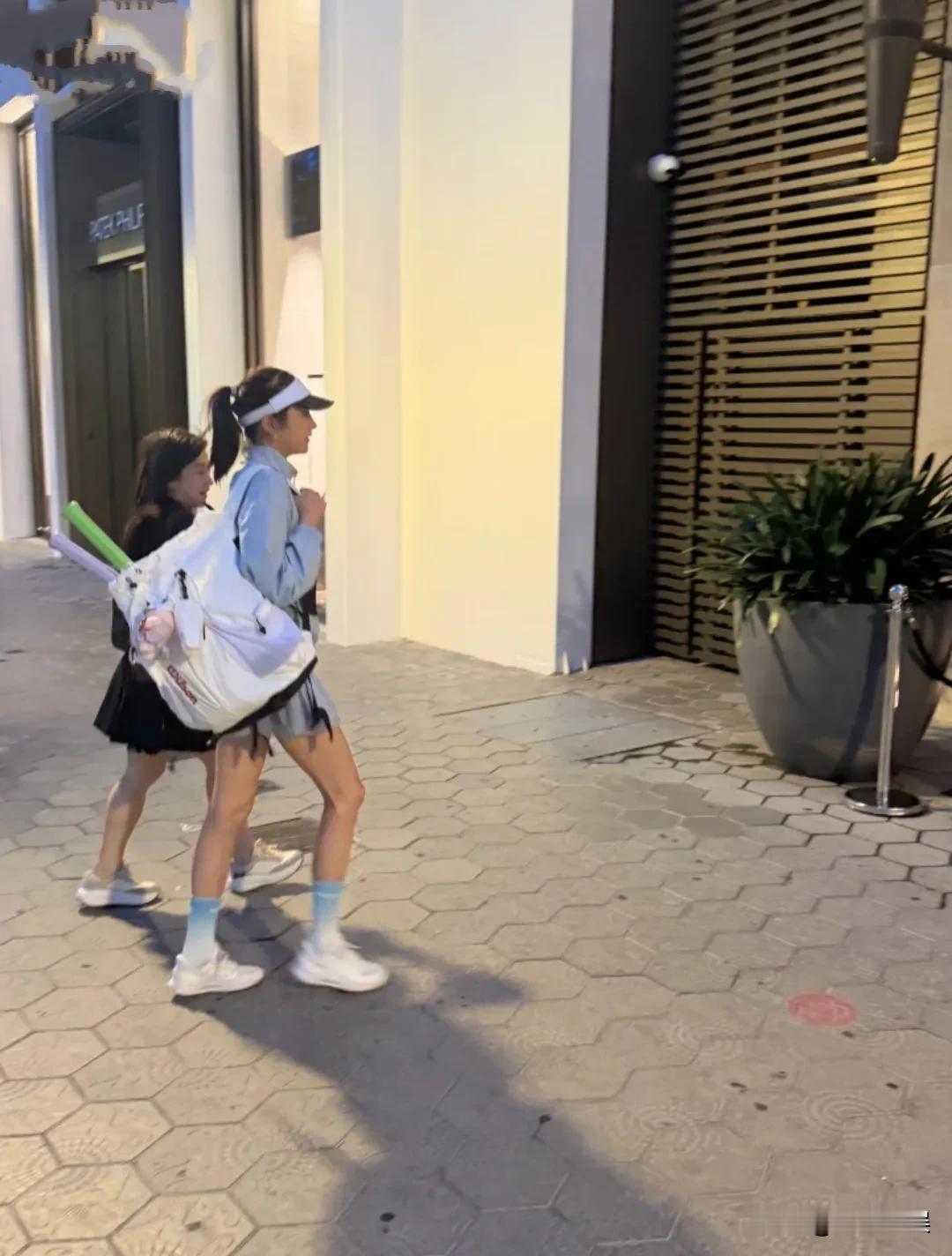 关晓彤真是高能量少女，去到国外也不忘运动。她和妈妈一起去巴塞罗那度假，被网友遇