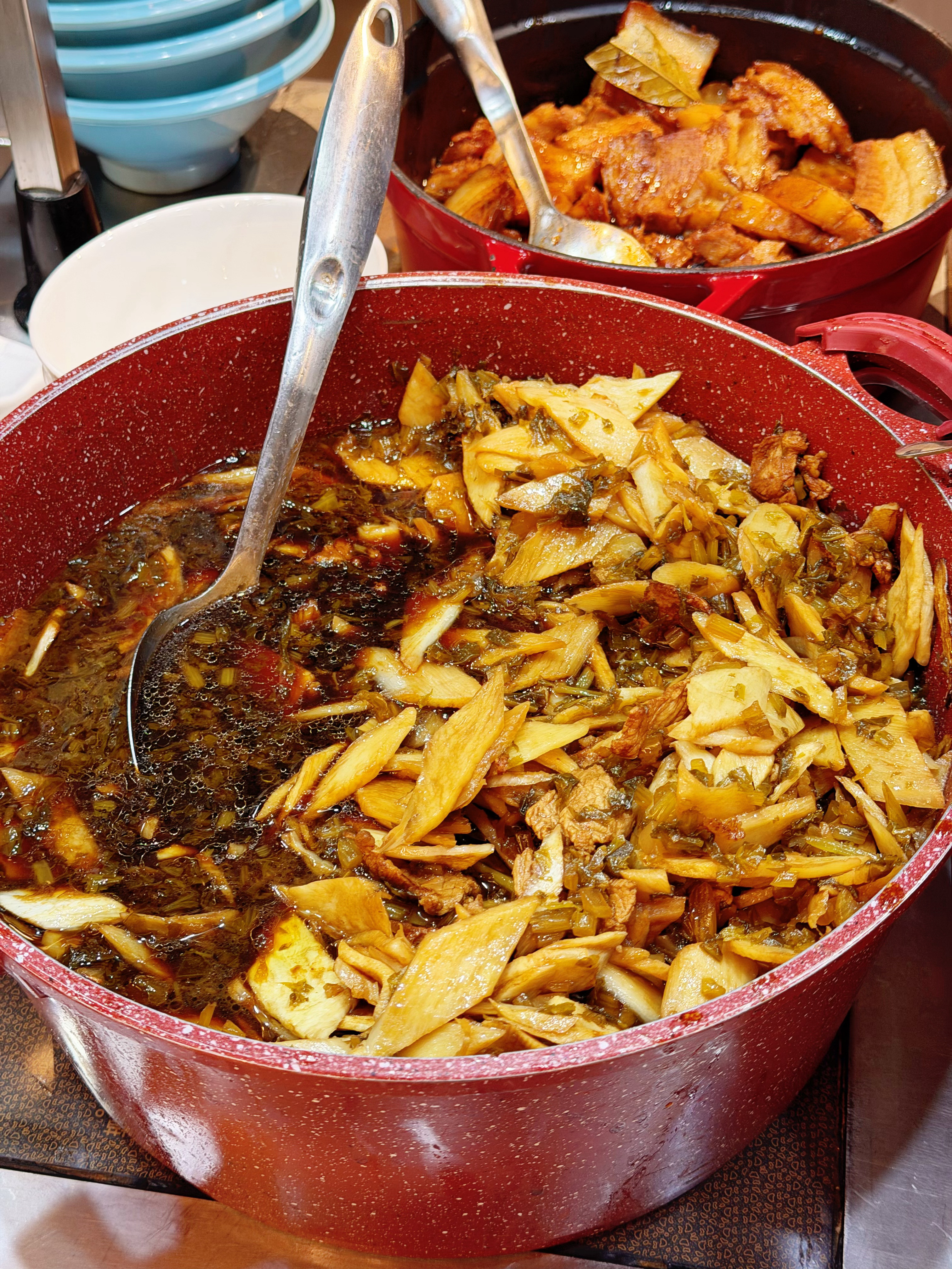 本想说起飞前简单吃一口，这么一看，简单不了，赶上T4国航休息室的午餐点了[捂嘴