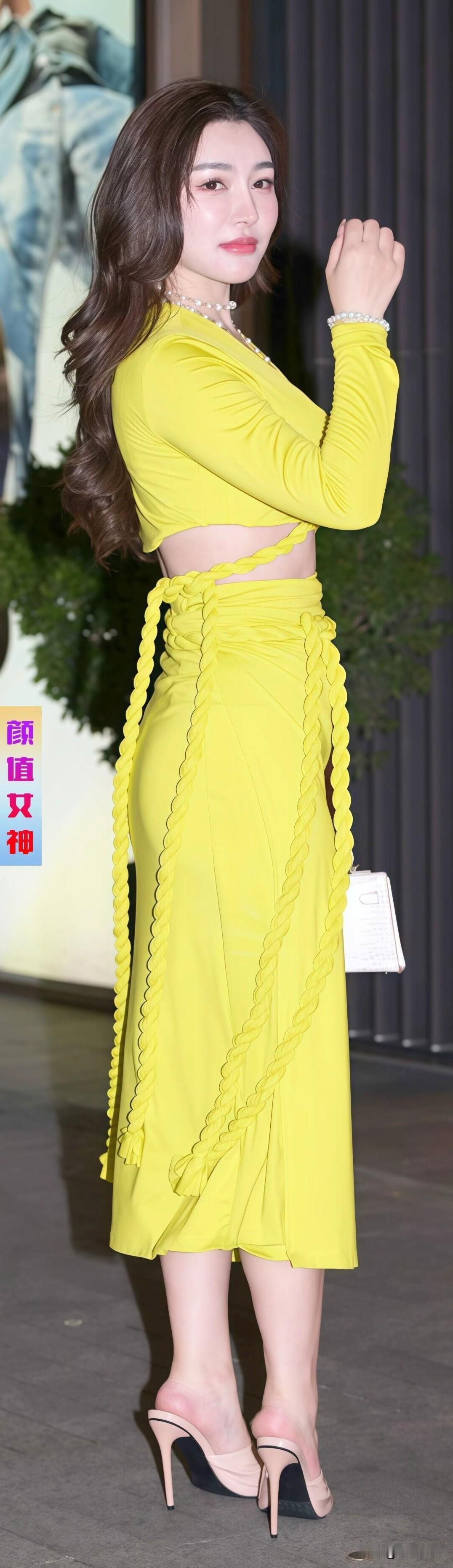 这身亮黄色套装太吸睛！露腰设计+麻花装饰细节满满，搭配简约白包，明艳又有质感，走