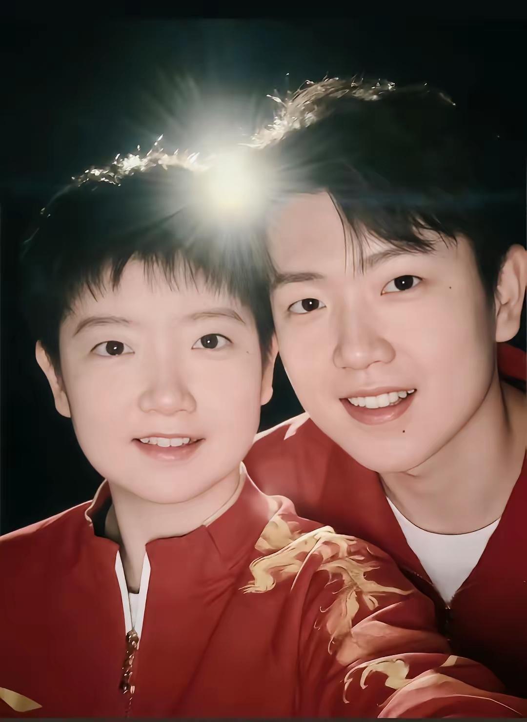 谁还没被孙颖莎和王楚钦的同框照戳中啊！这俩孩子的青春作伴，真的是治愈感拉满，越品