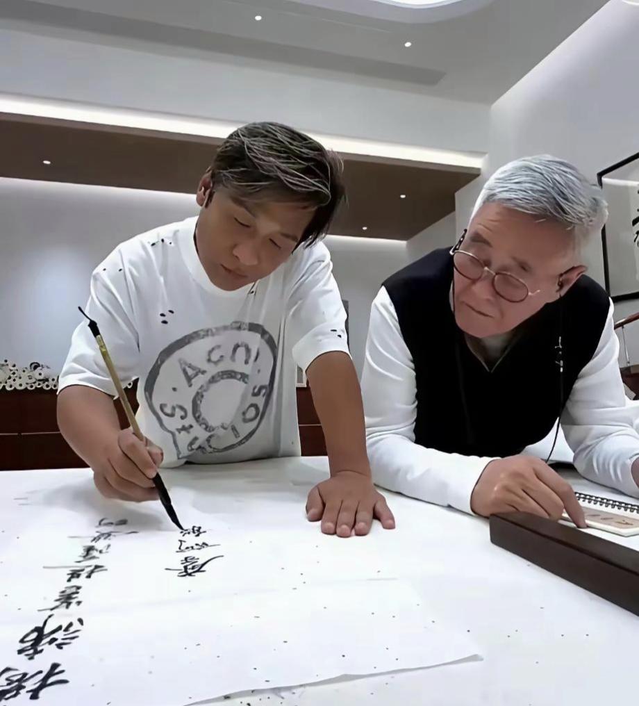 赵本山身边徒弟几十个，开直播的占九成。但能让他把墨盒递过去的，只有宋小宝。上