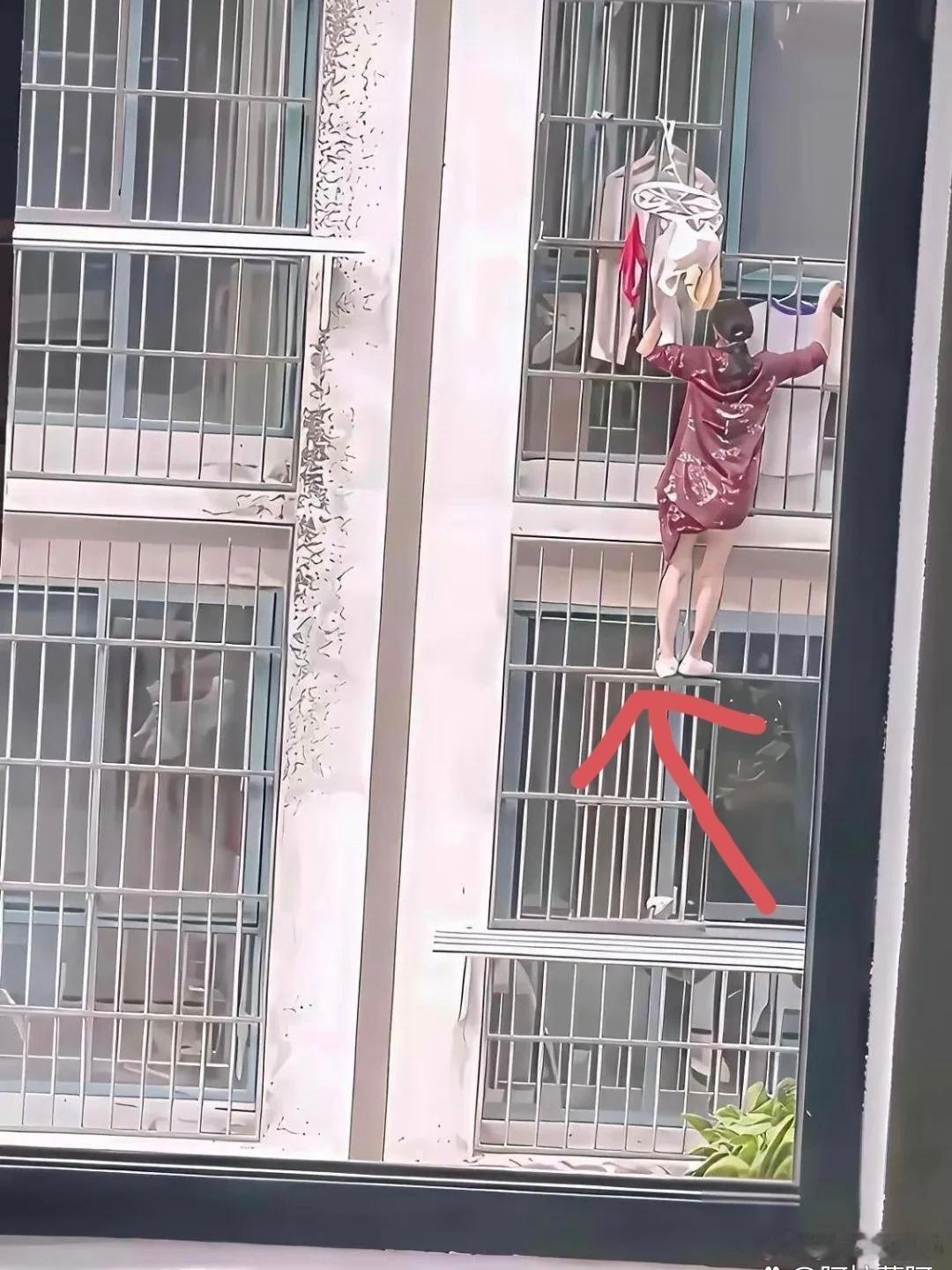 不懂就问，为什么楼梯不走，要爬窗口？