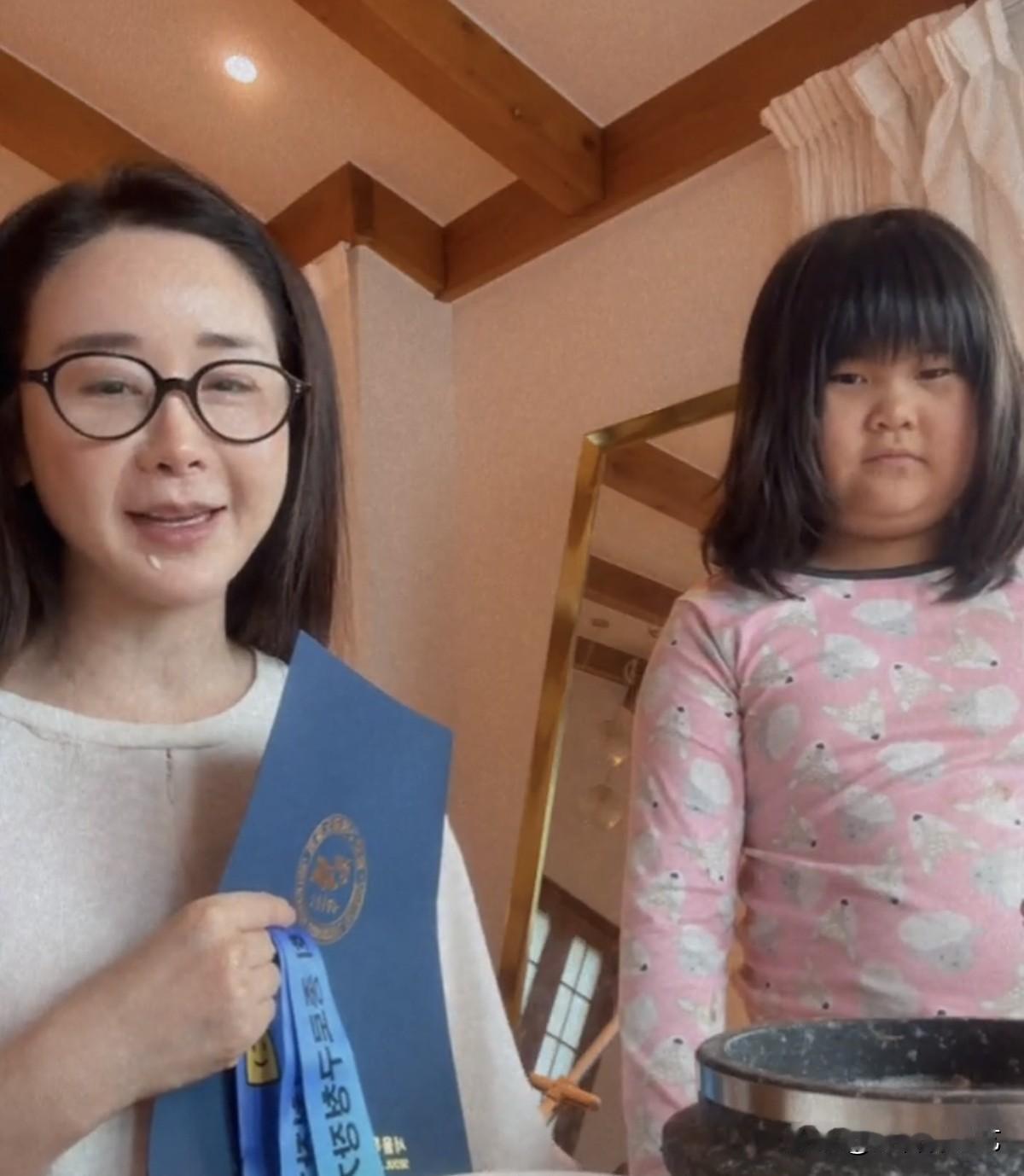 近日，演员咸素媛在Instagram上发文称“他一看到慧贞成绩优异的短信，就给我