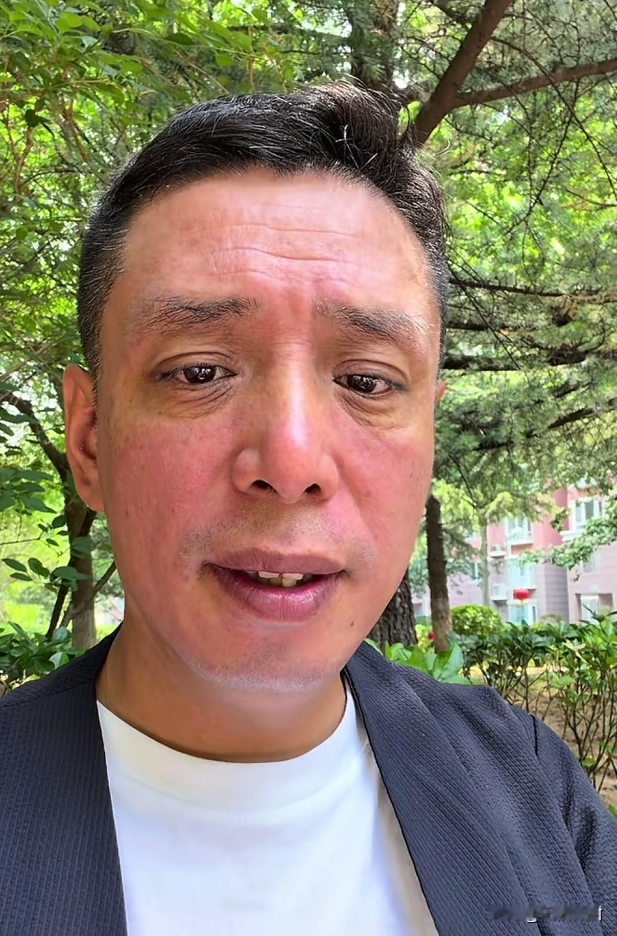 相声演员贾旭明，太敢说了，冯巩都不说他了。近日，老特到来。贾旭明却说，他觉得
