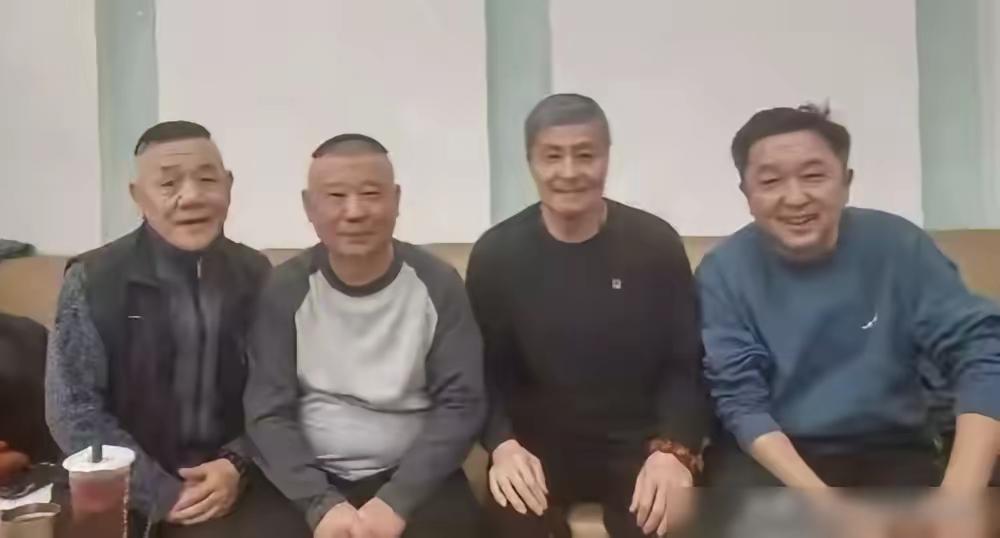 这张4人合照，我只认出了满面春风、气色盈和的于谦，略显清瘦、戴着手串的刘伟与正襟