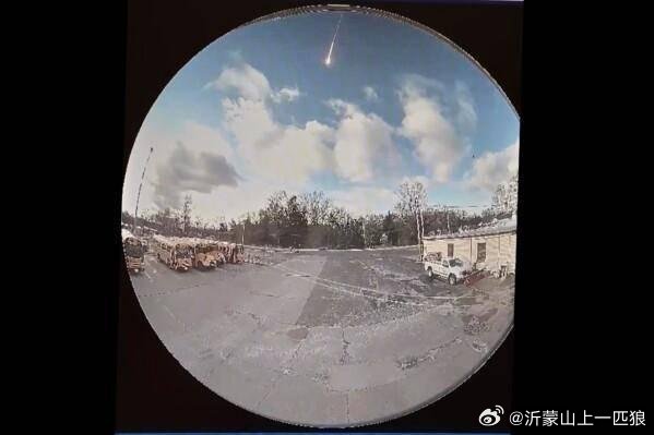 【美国上空划过7吨重流星解体发出巨响】据美联社等美媒报道，一颗重达7吨的流星