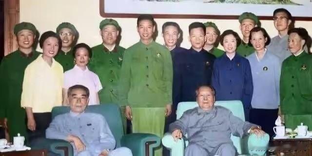 1974年12月26日是毛主席81岁生日，当时正在长沙休养。76岁的周总理抱病专