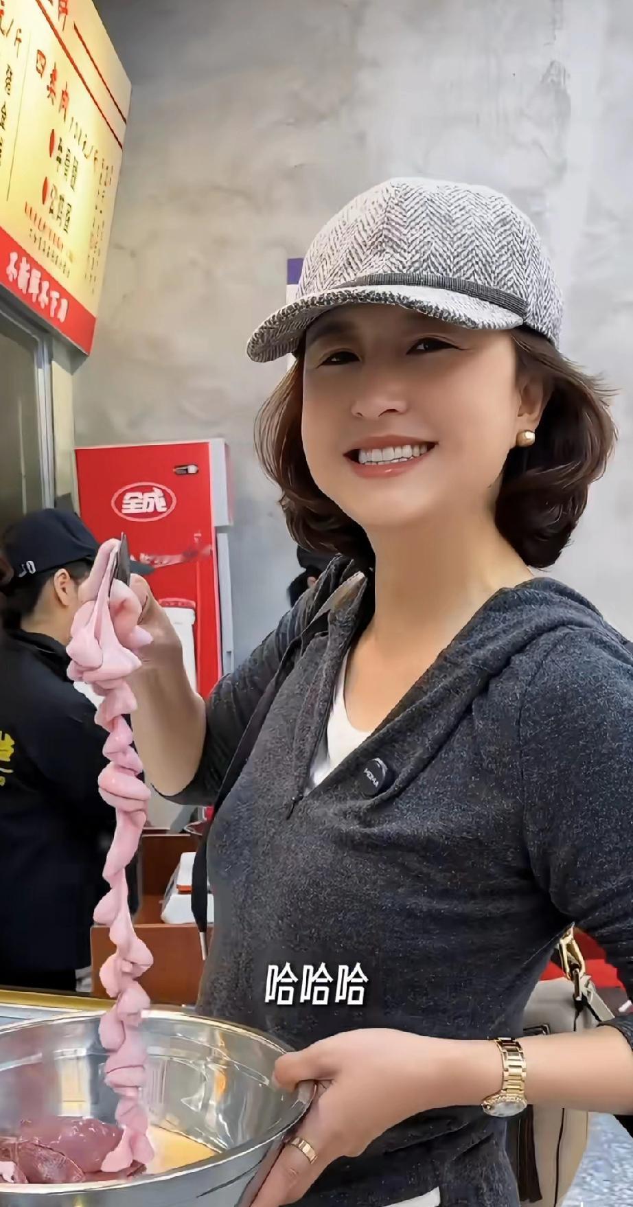 主持人张蕾带着父母在广西旅游吃爆炒生料，口味挺重很接地气。张蕾前段时间带着父