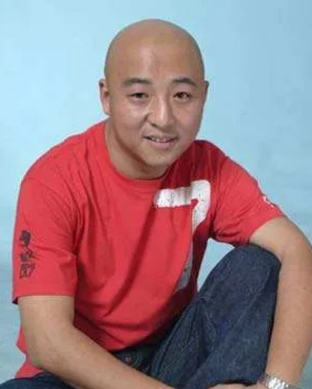 那天，吴京请发小周晓鸥喝酒，说：兄弟，我正在拍战狼，有一个很重要的角色，干不干？