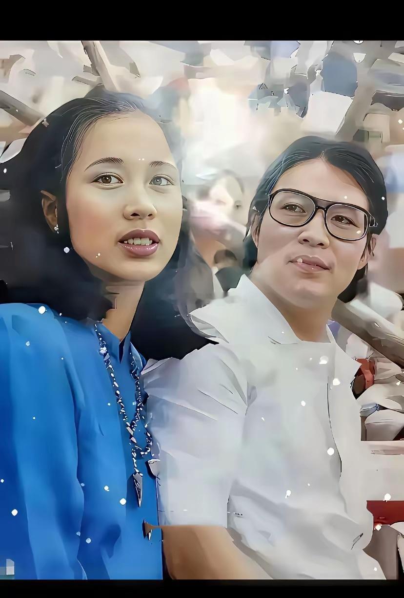 都说朱玲玲改变了香港霍家的基因，其实年轻时候的霍震霆也是相貌不俗，翩翩贵公子。除