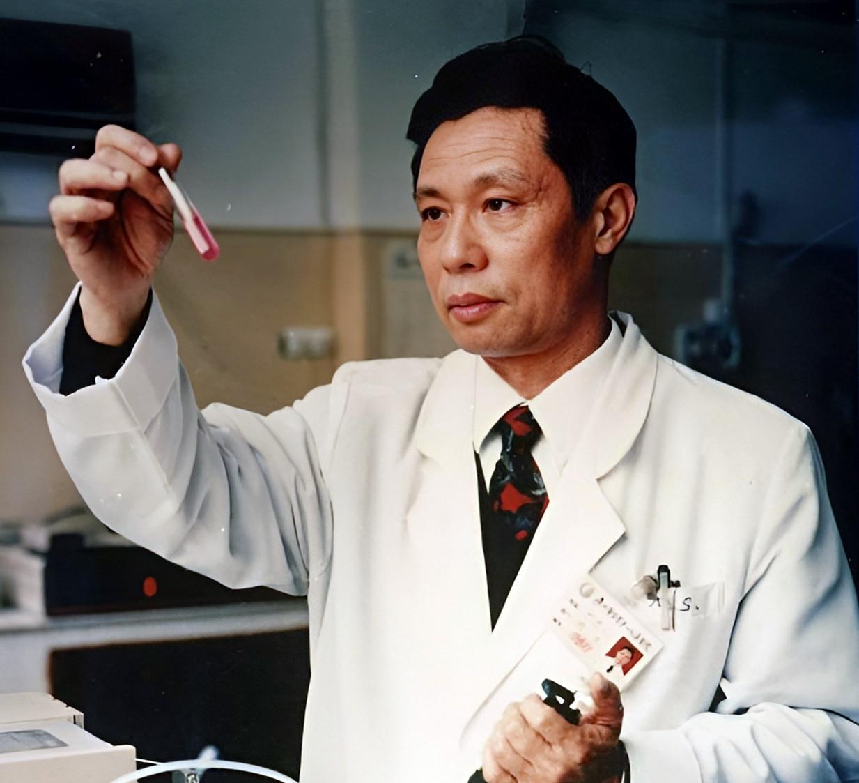 1984年，87岁叶剑英生命陷入“危急时刻”，在这绝望时刻，中央急召钟南山进京，