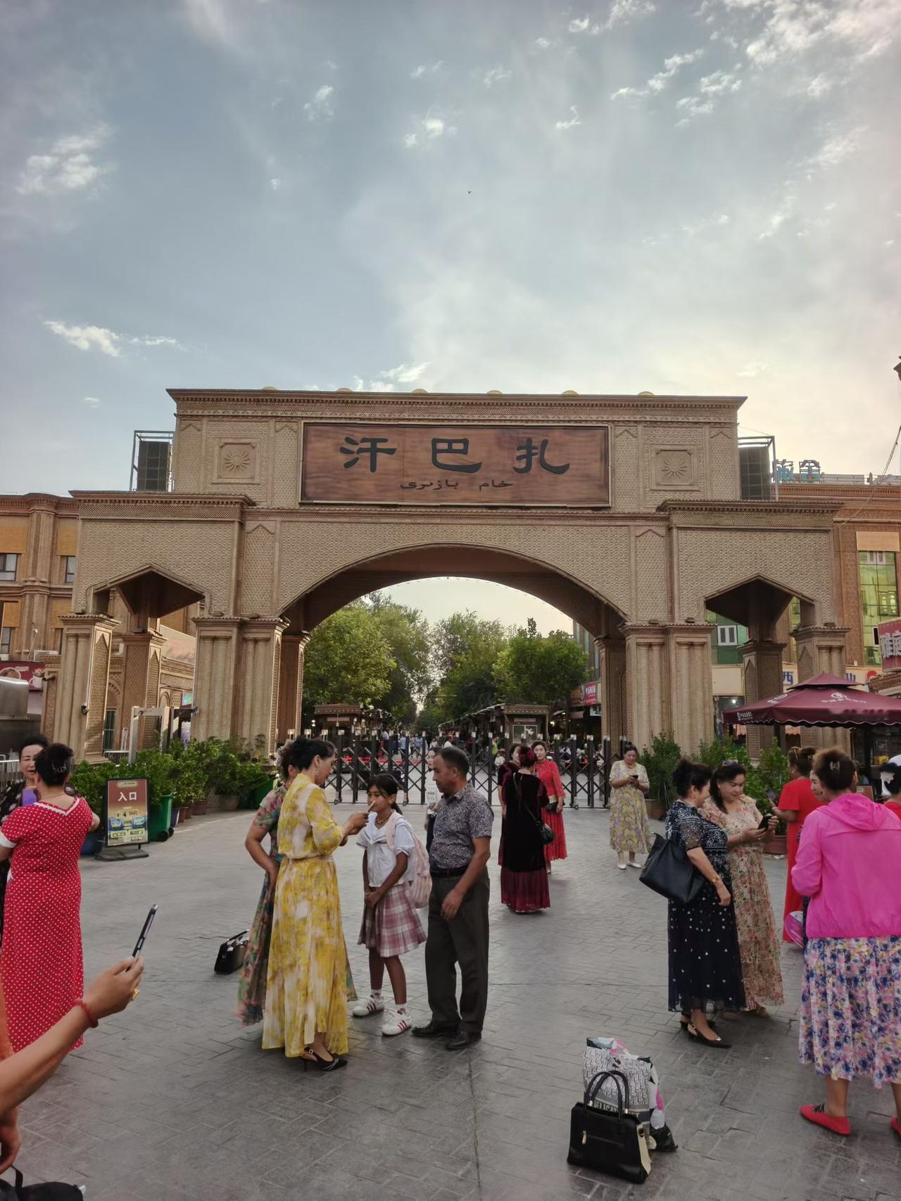 不到喀什，不算到新疆。踏入喀什古城，仿佛一脚迈进千年丝路时光里。古城门前热
