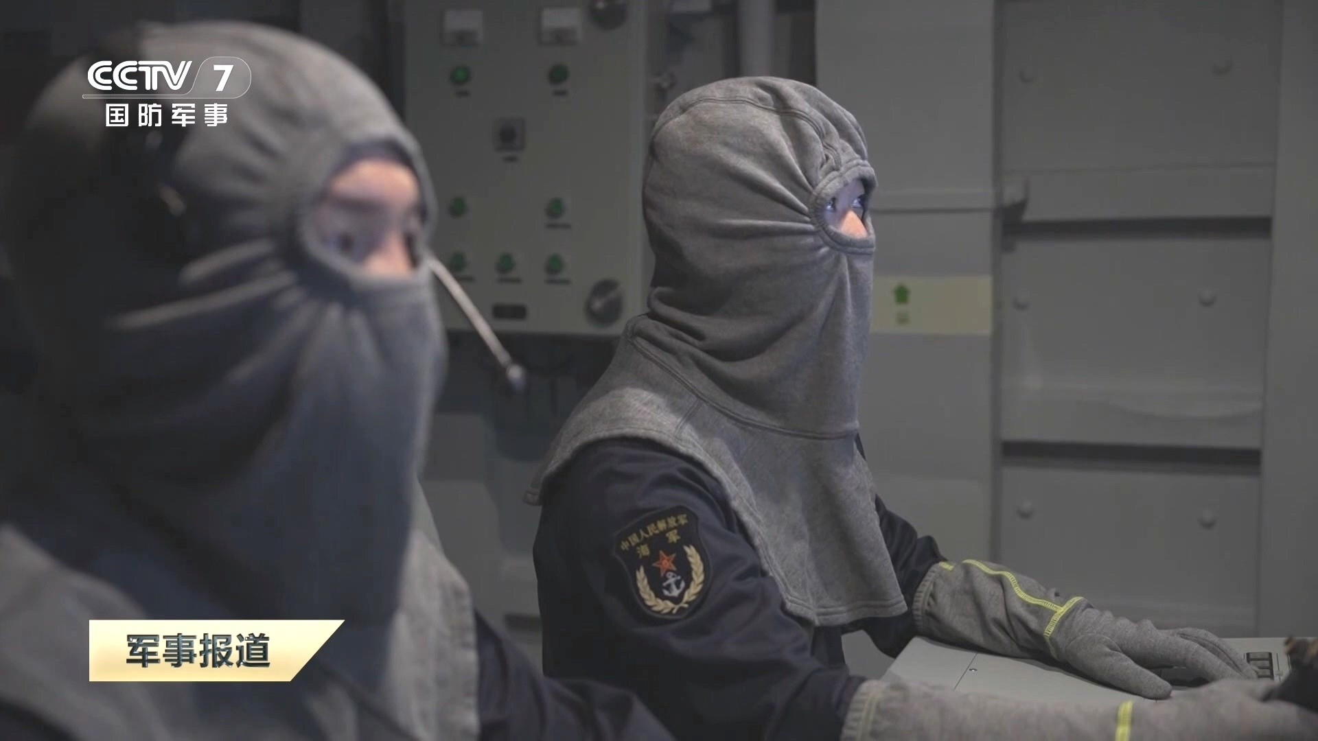 海军某部配发"防闪爆面罩"，因戴上憋得慌，过去一些战士不爱戴。新年度军事训练展开