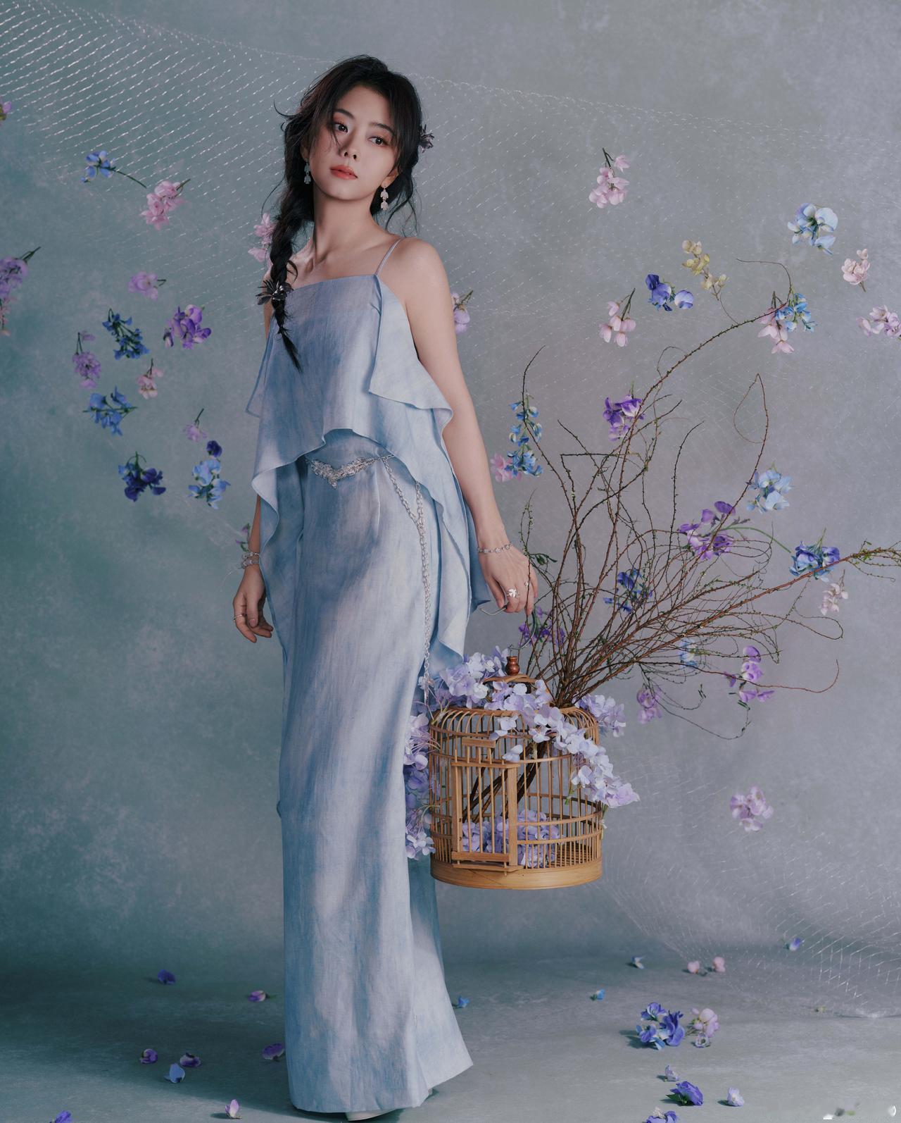 谭松韵超话inHAISTUDIOSS26「蓝色假两件吊带连衣裙」