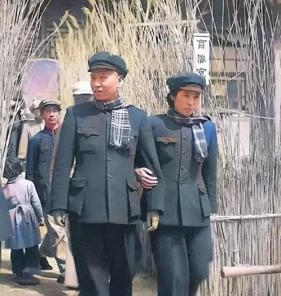 这张照片拍摄于西柏坡，王光美与刘少奇新婚后不久，穿着相同的军装，戴着同款围巾，王