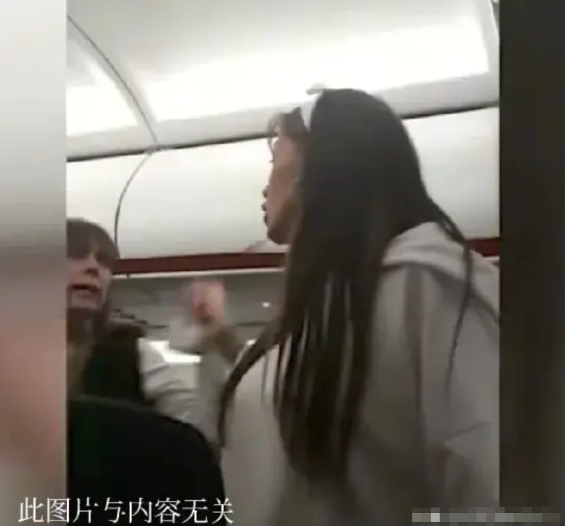 太缺德了！一中年大叔在飞机上因为放行李，被另一个女子谩骂，还往脸上吐了口水，大