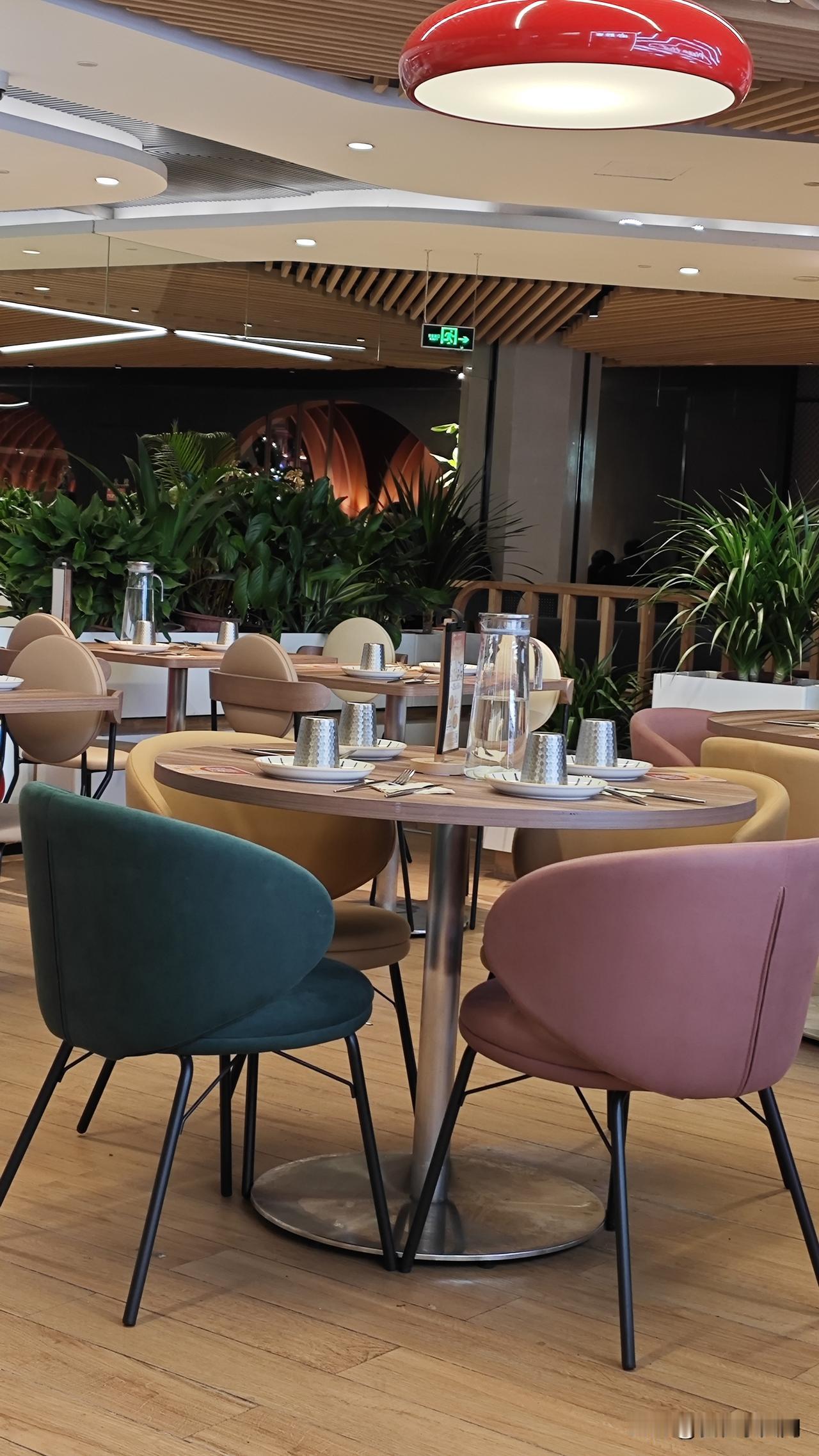 我身边熟悉的女性朋友，基本都是公务员或企事业单位，外企，国企，最不济也是私企，但