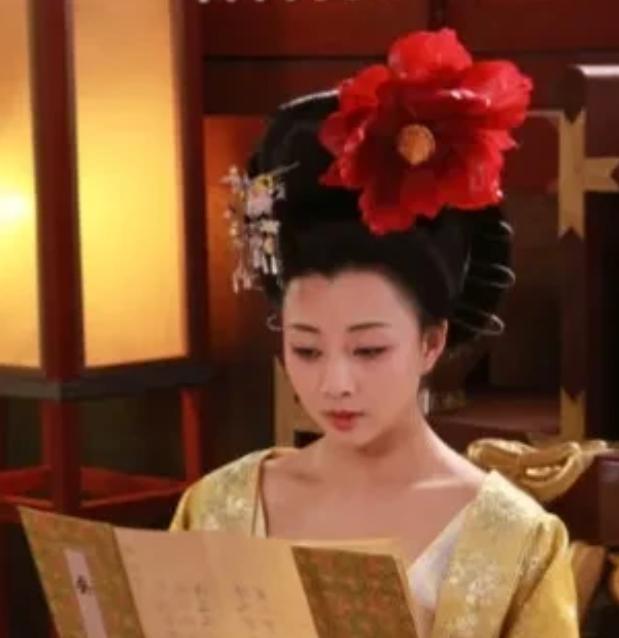 公元655年，唐高宗李治怒气冲冲带人闯入皇后寝宫，指着皇后的床底大喝一声：“给我