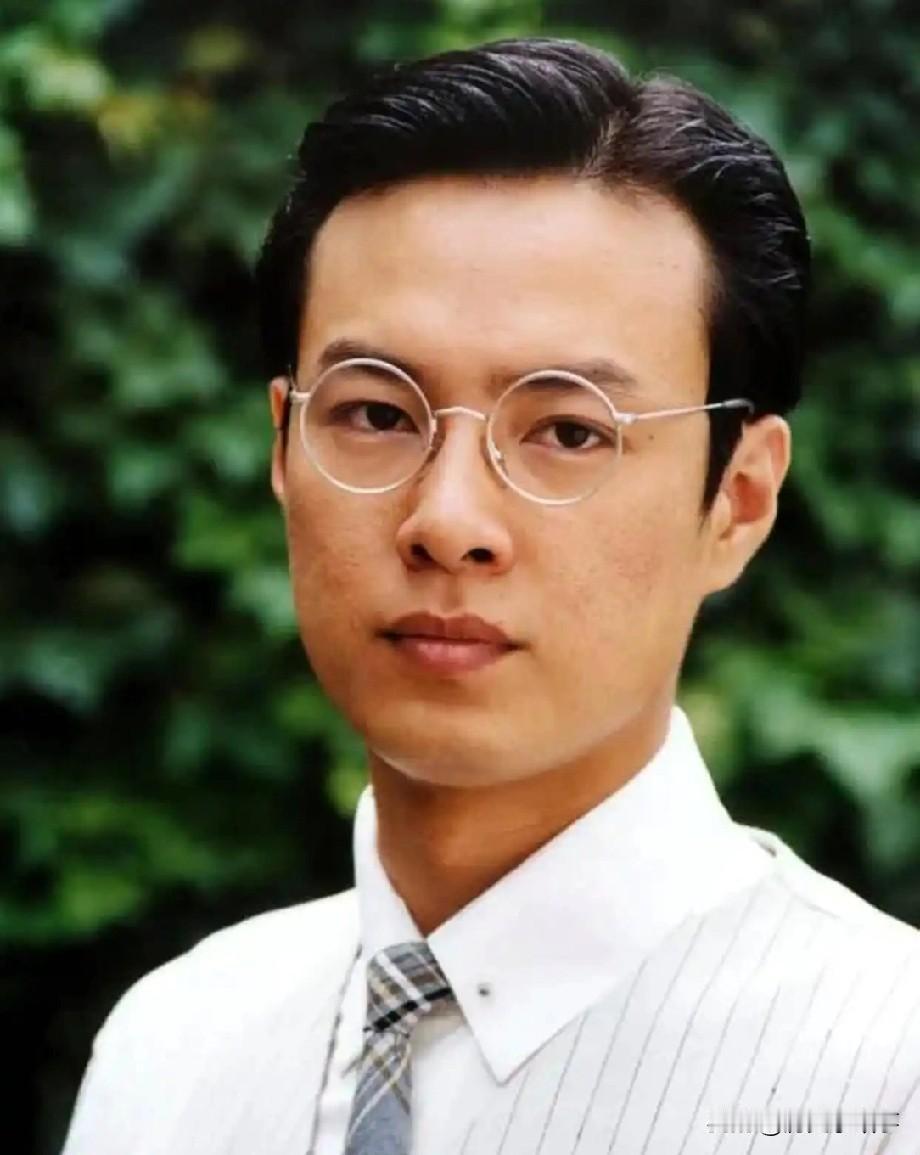 你说这事儿邪门不？中戏一个班出来的，靳东、陈数都火成啥样了，偏偏就他，一张你绝