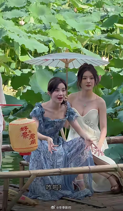 去年，女星李晟在录制综艺休息时，穿着长裙双腿叉开坐在木筏上，被旁人提醒坐姿不雅，