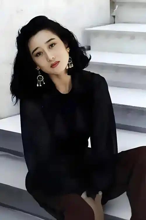她曾被周润发一脚踹进碎玻璃渣里险些毁容，被曾志伟砸蛋糕，被梅艳芳羞辱。 这位
