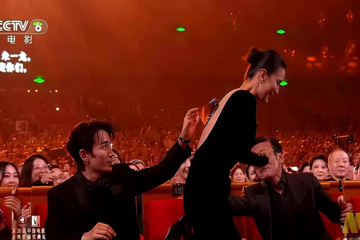 朱一龙金鸡奖上那个小动作，比拿奖还让人记牢。当时彩纸飘到宋佳后背，他顺手帮着取下