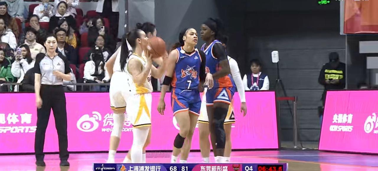 1月6日晚这场东莞女篮和上海女篮的比赛十分精彩！广东女篮此前12连胜排名榜首，上