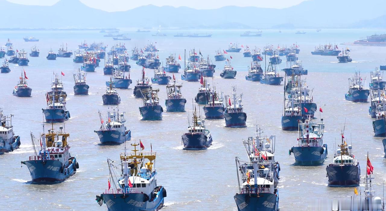 千船集结东海，是捕鱼还是备战，真相你猜？最近网上疯传中国东海有上千艘渔船排成巨