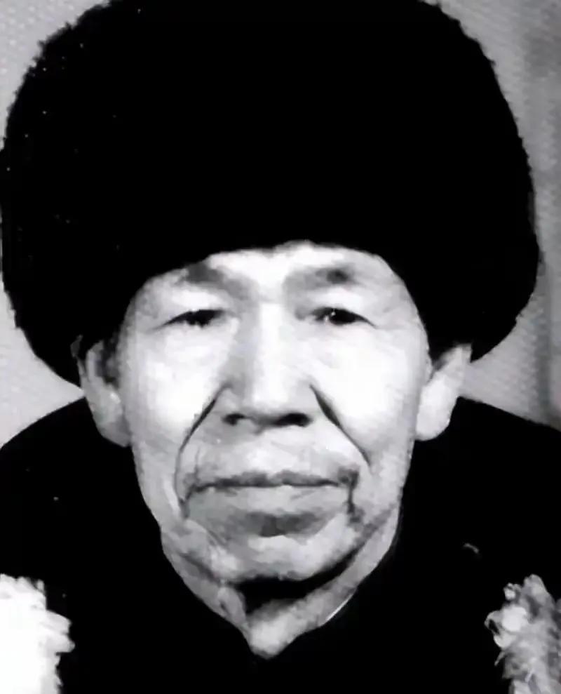 104岁老人离世后，子女在整理遗物时，竟发现了56枚军功章：其中10枚一等功，1