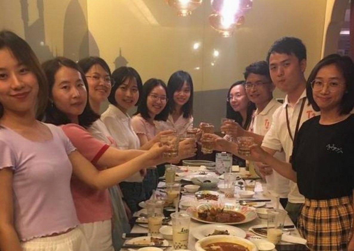 重庆一个姑娘连续六年牵头搞同学聚会，每次都是她订馆子她买单，人均小五百。今年她在