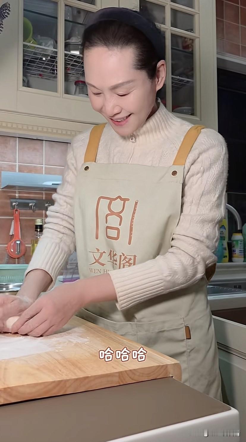 于文华在自己家别墅做手擀面，做的量很少，面很清淡，这大概也就两人餐，于文华说，吃