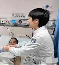 祖副院长的妻子身份已曝光，二人同为该院职工，其妻子担任护士长一职。从侧面照