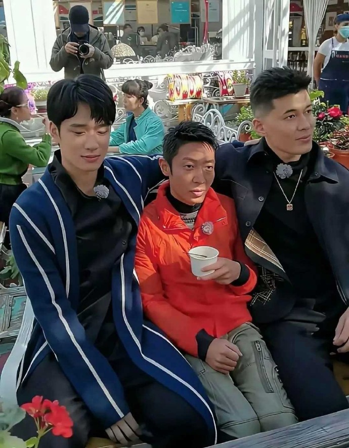 这绝对是撒贝宁想出50万都想删掉的照片吧！​​​