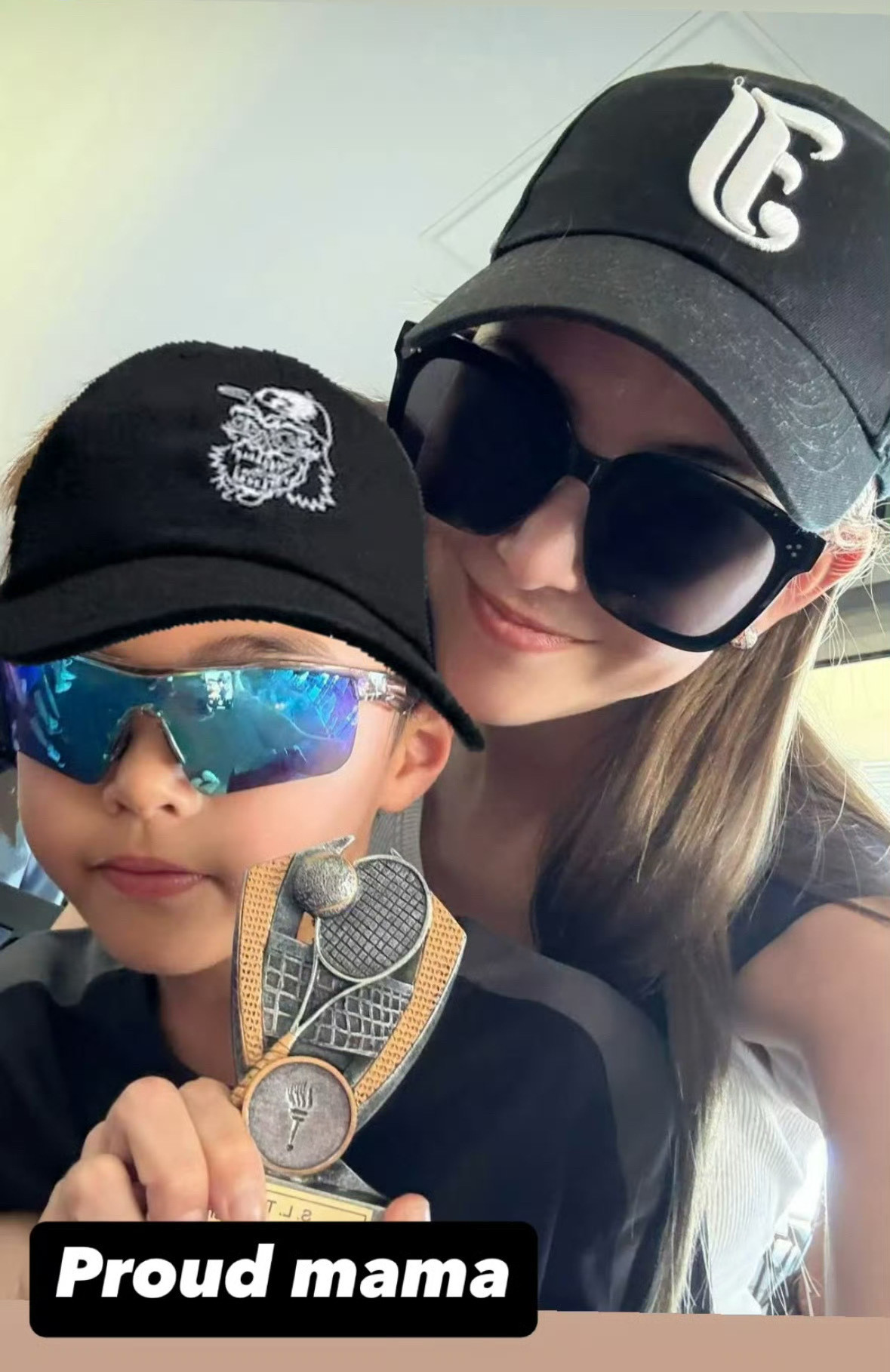 带儿子打网球的妈妈，给女儿剪头发的爸爸