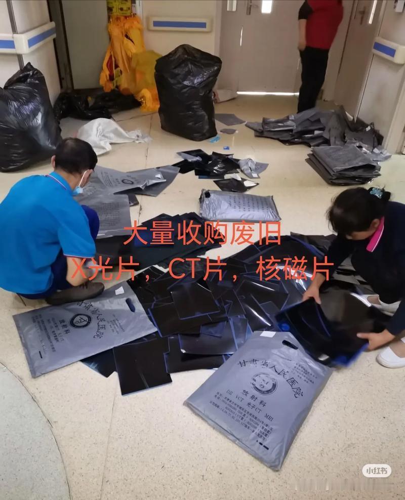 街头摊贩兴起回收废旧CT片生意，价格多在1元至1.5元一张，两月可回收近两万张