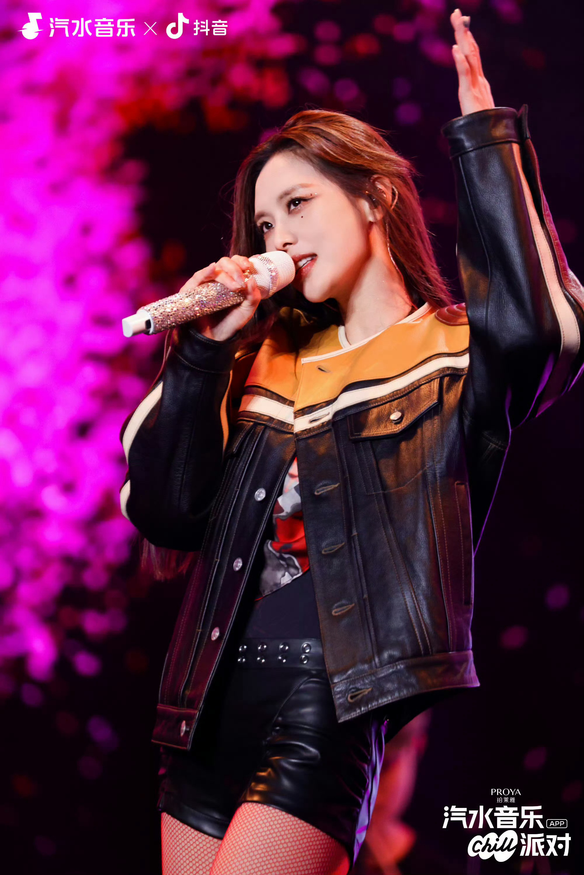 王霏霏红色渔网丝袜王霏霏的舞台表现力也太强了吧！每一次都能给人惊喜，红色渔网丝袜