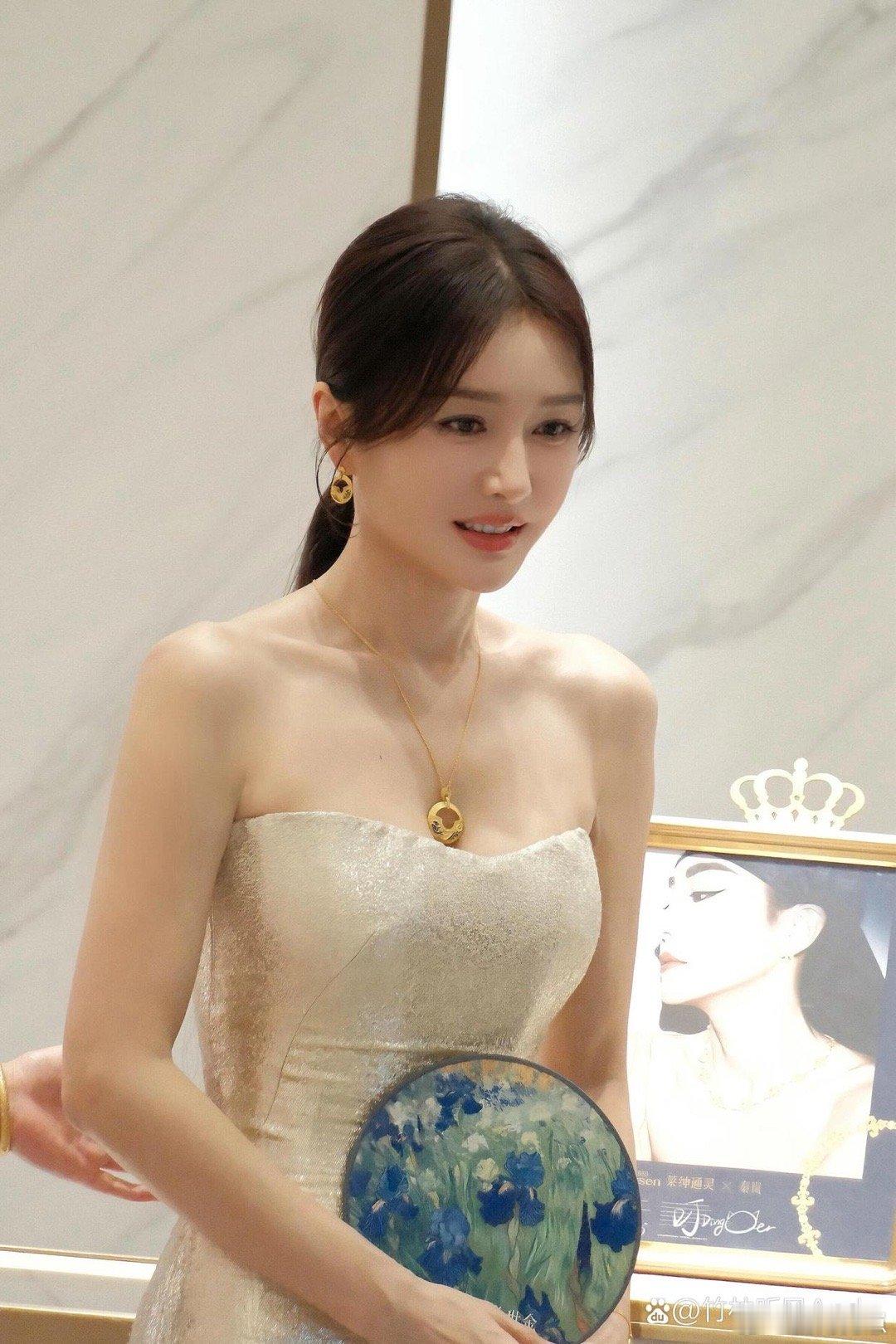 46岁秦岚长发新照曝光！一头长发氛围感拉满，颜值依旧在线，每一眼都超养眼～