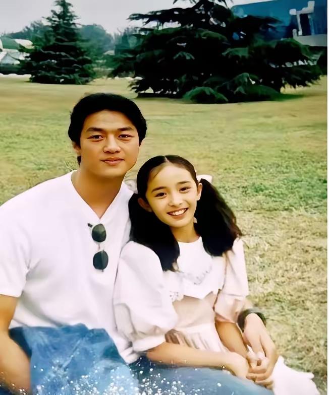 这个女孩子是杨幂。1997年，杨幂因出演电影《歌手》与李亚鹏结识并合影。当