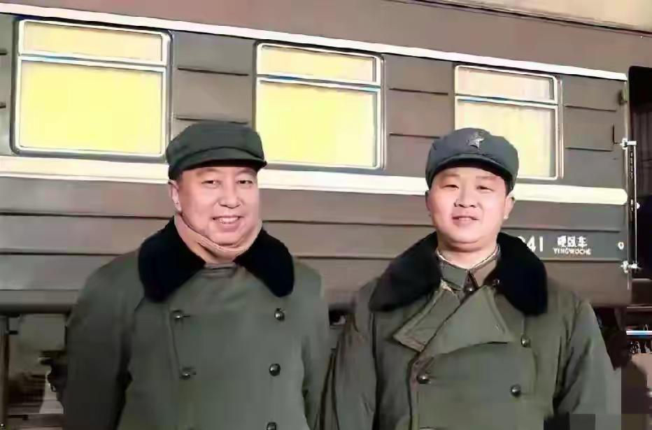 华国锋主席和他相伴40年的秘书曹万贵的一张留影，两人主仆相伴了半个世纪，互信无间