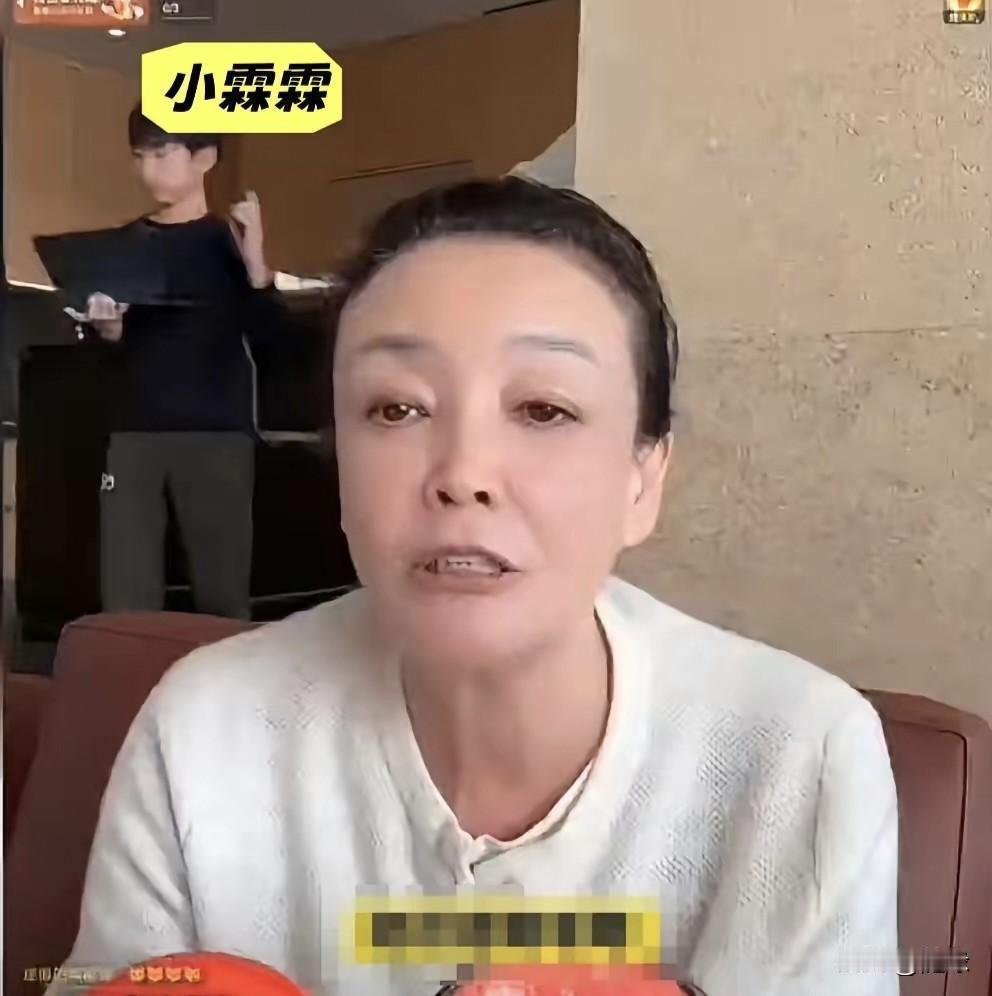 小箖箖又来蹭镜头了！不出意外的话，小箖箖会是麻六记未来接班人。只要奶奶或者爸