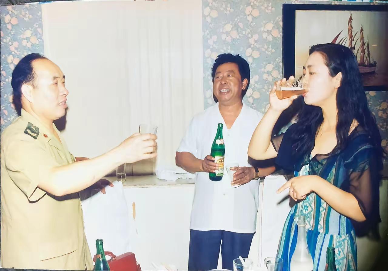 这张照片是上世纪90年代的时候，在一场演出结束后，部队首长慰问文工团演员的罕见场