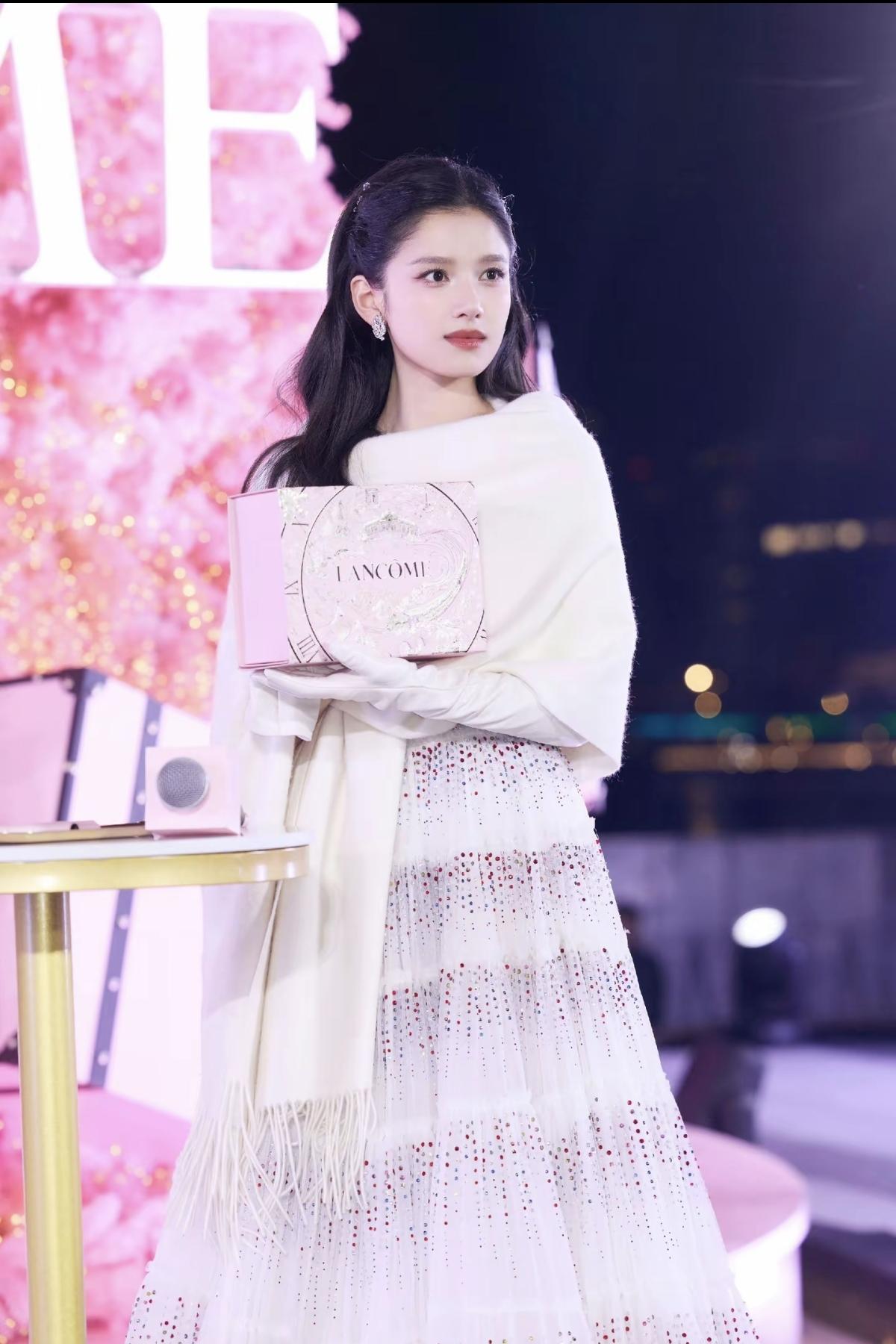 解锁张婧仪的纱裙名场面！V领剪裁凸显精致锁骨，清透纱料随风漾起弧度，没有繁复堆砌