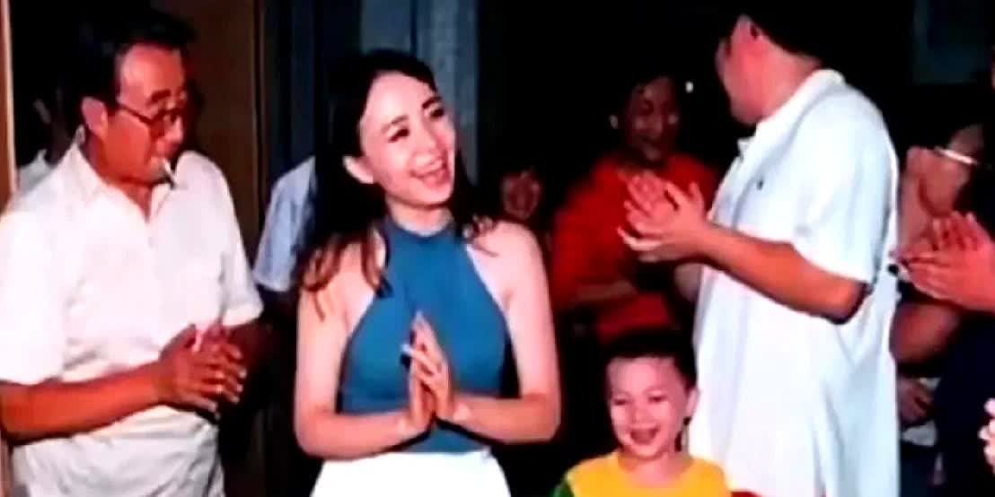 这是巴图的姥爷，也就是宋丹丹的父亲宋汎，宋汎原名宋明东，曾在北京文联工作，并兼职
