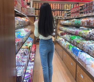 哇塞，这个零食区也太丰富了吧，看得我眼花缭乱，都不知道选啥好了！