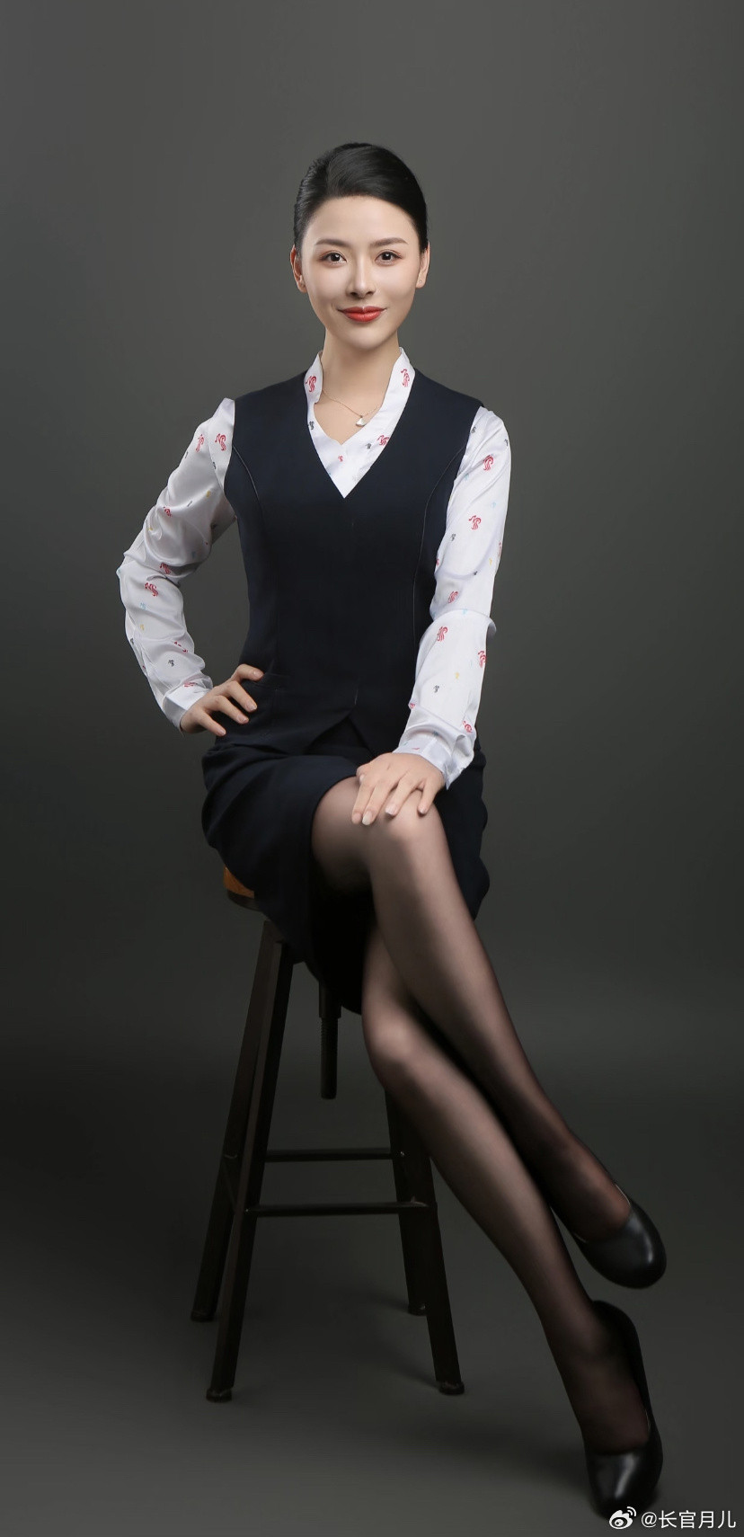 深航空姐的制服照，又美又飒。