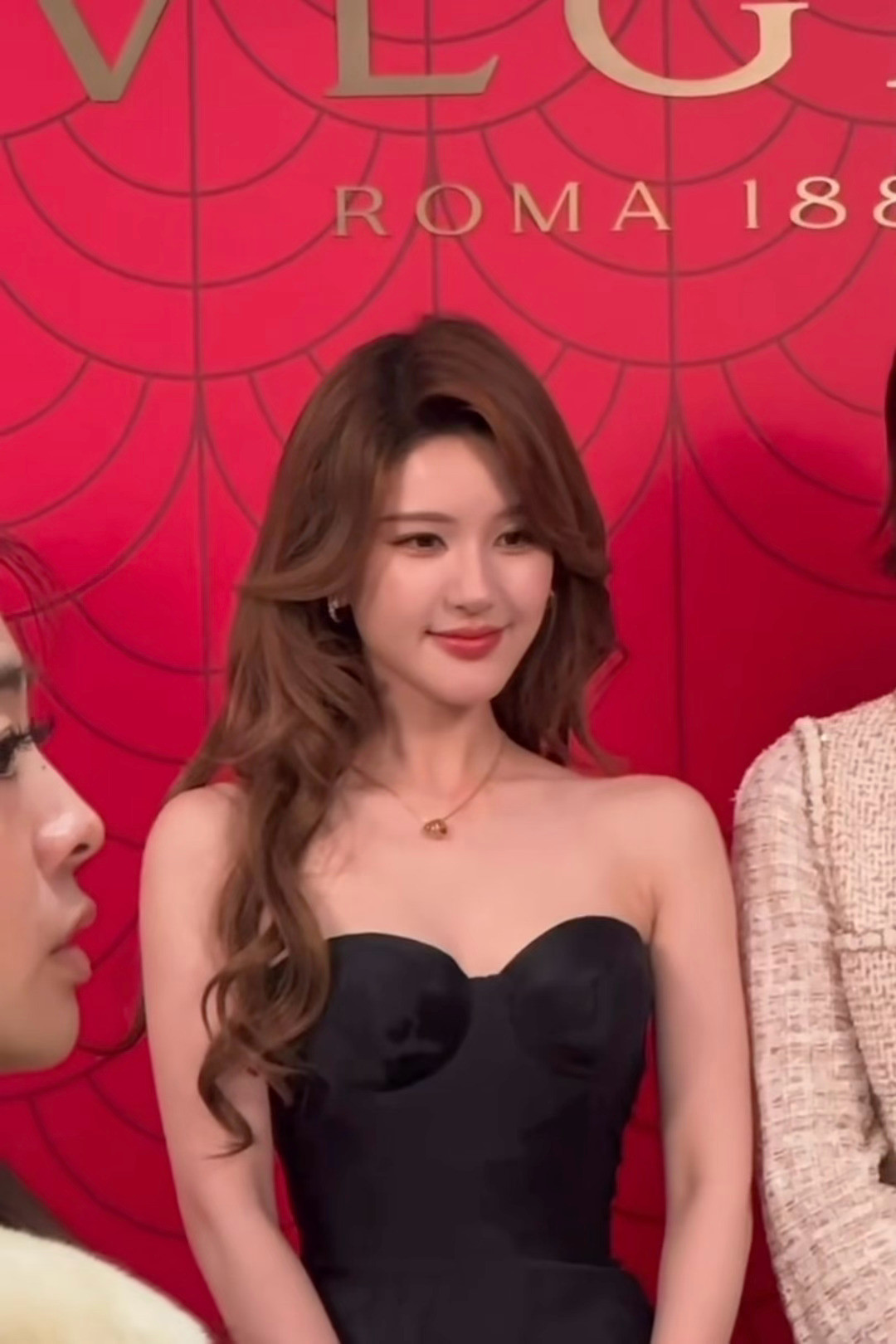 烈焰红唇大波浪给宝格丽女王赵露思全宇宙不解释