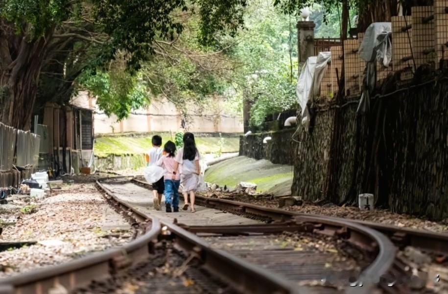 广州天河区内的一条废弃的铁路。经常活动在中山大道华景新城附近的人们，在下穿华快隧